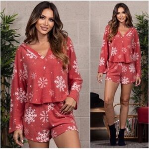 New Hacci Brushed Soft Muted Red
Snowflake Ultra Soft Shorts Lounge Set